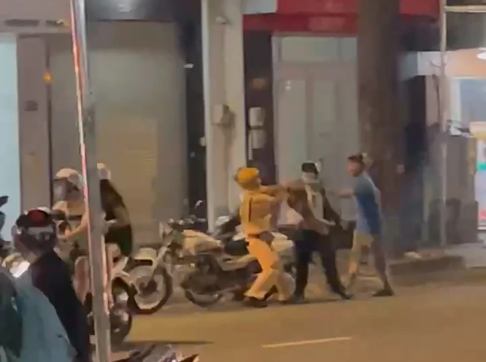 Khởi tố người say xỉn không chấp hành kiểm tra nồng độ cồn còn đánh CSGT-1.jpg