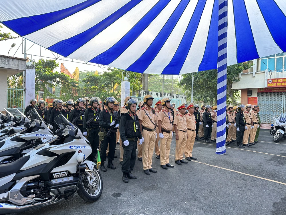 csgt-tp-hcm-ra-quan-cao-diem-kiem-soat-giao-thong-tran-ap-chong-toi-pham-tren-quoc-lo-1- (15).jpg
