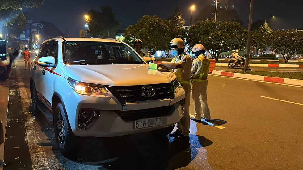 Đêm đầu tiên ra quân kiểm tra nồng độ cồn ở TP Thủ Đức: Hàng loạt lái xe ô tô vi phạm.jpg