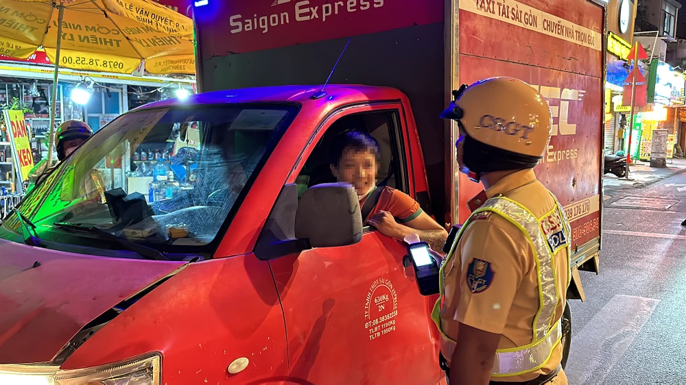 10-cum-csgt-dong-loat-kiem-tra-nong-do-con-ma-tuy-toan-tp-hcm (5).JPG