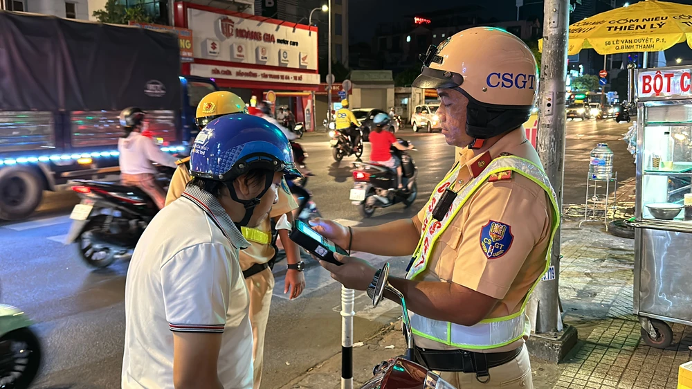 10-cum-csgt-dong-loat-kiem-tra-nong-do-con-ma-tuy-toan-tp-hcm (6).JPG