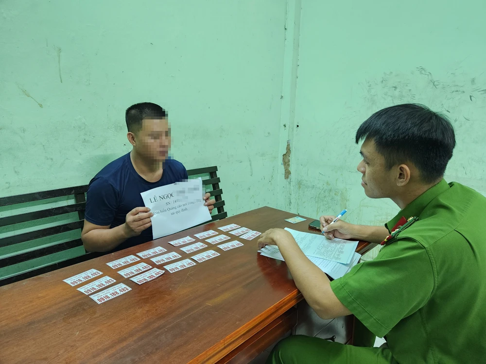 Ngoài bị phạt tiền, người dán quảng cáo còn bị buộc phải tự bóc gỡ, làm sạch các nơi mình đã dán decal quảng cáo.