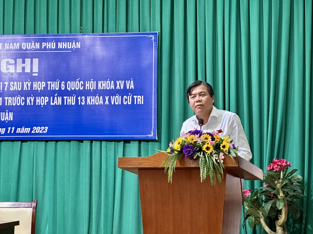 ĐB Tăng Hữu Phong thông tin về các dự án tại huyện Cần Giờ cho cử tri. Ảnh: NGUYỄN YÊN