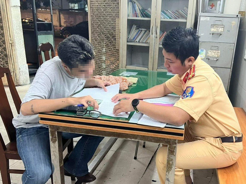 xu-phat-nhom-quay-clip-ngoi-nguoc-tren-xe-may-dang-chay-o-quan-1 (3).jpg