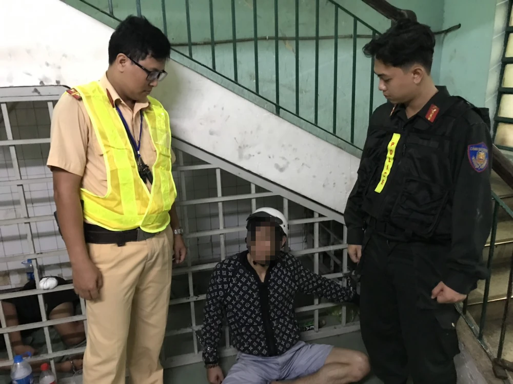 csgt-tp-hcm-bat-ke-nghi-trom-xe-taxi-roi-gay-tai-nan-post0-2.jpg