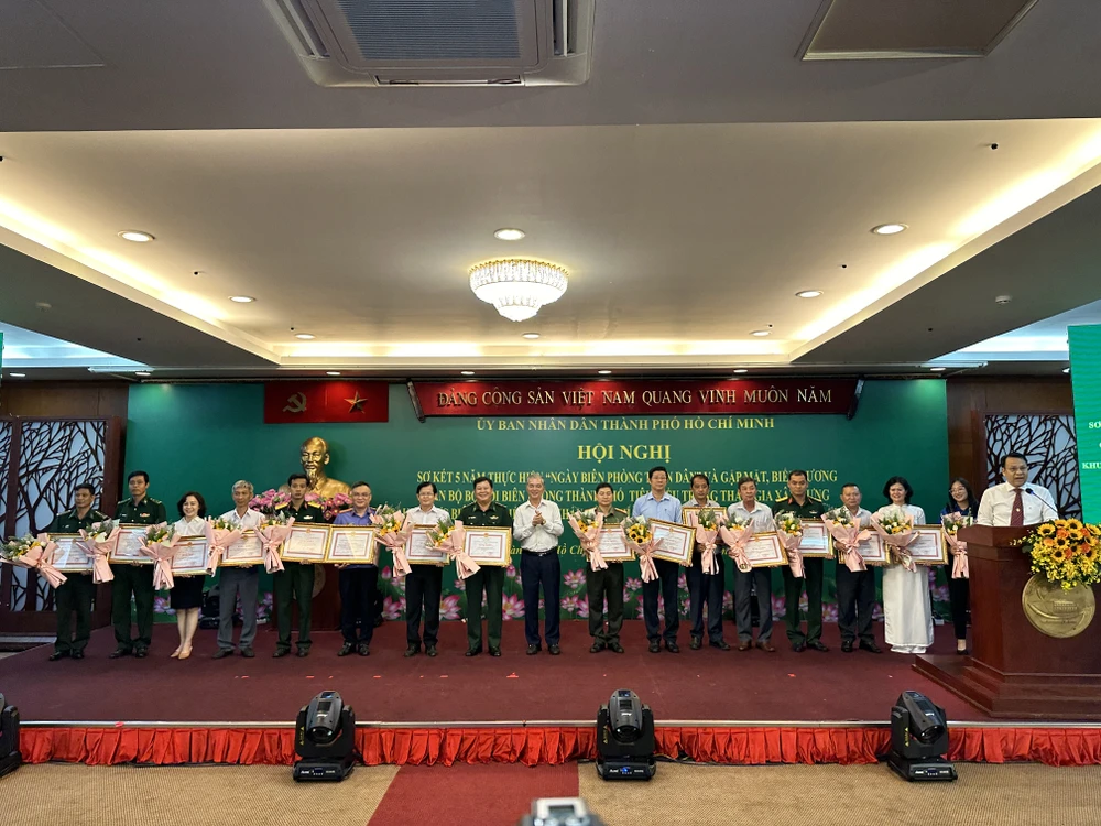 day-manh-suc-hut-ngay-hoi-bien-phong-toan-dan-o-tp-hcm (5).JPG