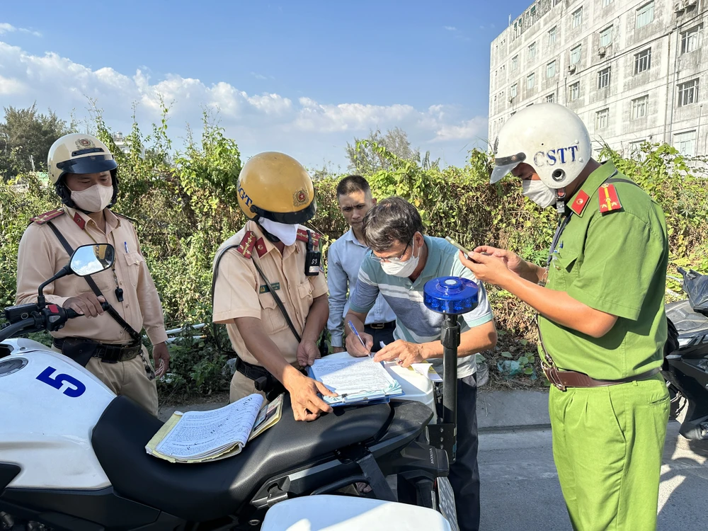 tang-cuong-tuan-tra-xu-ly-xe-khach-khu-ben-coc-tra-hinh-duong-lien-phuong (1).jpg