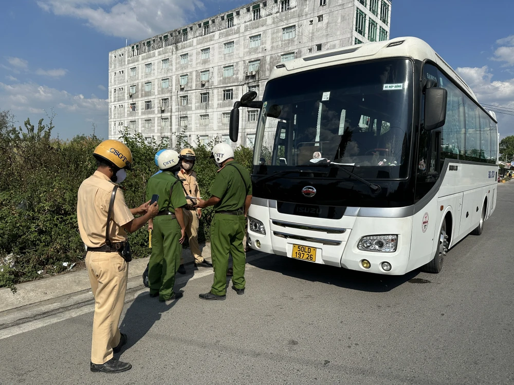 tang-cuong-tuan-tra-xu-ly-xe-khach-khu-ben-coc-tra-hinh-duong-lien-phuong (2).jpg