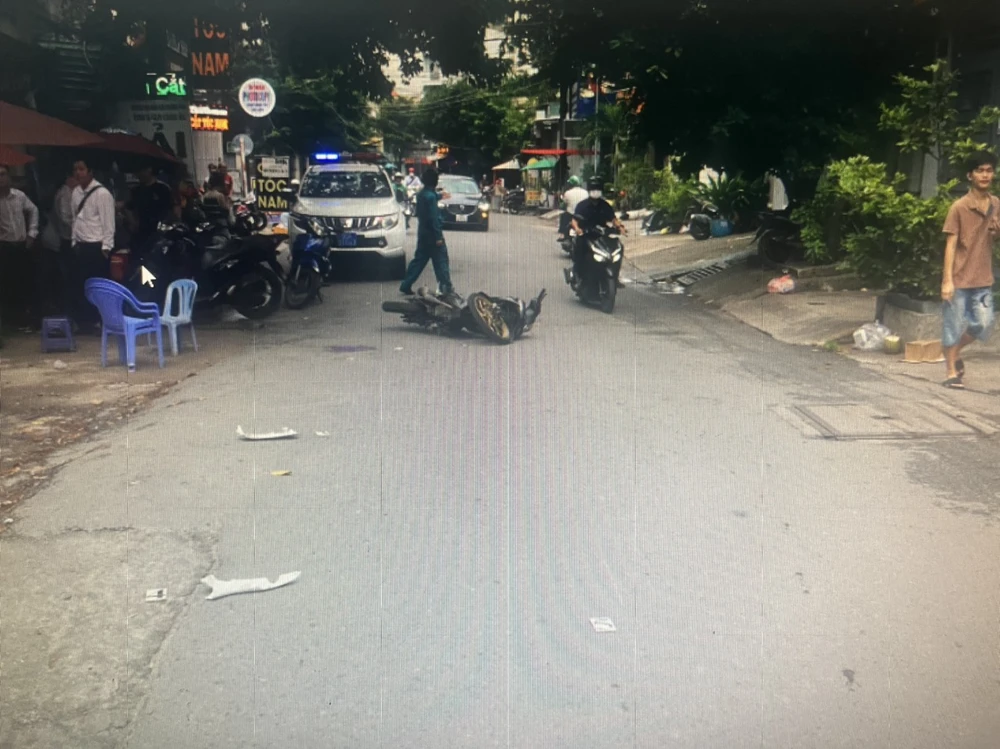 cong-an-binh-thanh-tim-nguoi-dieu-khien-xe-may-roi-hien-truong-sau-tai-nan (1).jpg