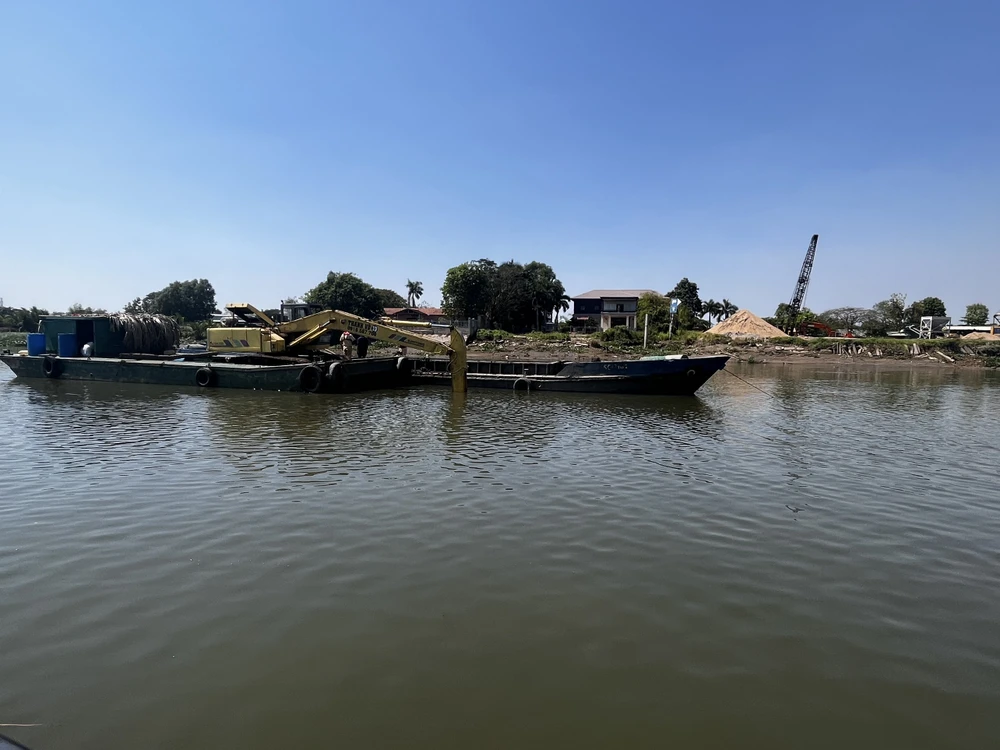 dang-nao-vet-song-lay-dat-di-ban-thi-bi-canh-sat-duong-thuy-bat-qua-tang (3).jpg