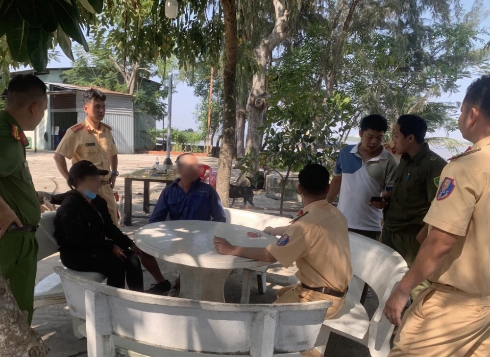 Bắt 2 đối tượng trộm lưới rọ đá công trình gia cố bờ sông