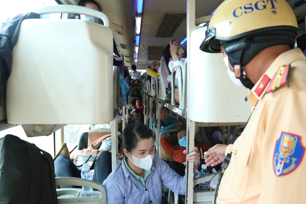 64-nguoi-ve-que-an-tet-bi-nhoi-nhet-tren-xe-giuong-nam-40-cho (1).jpg