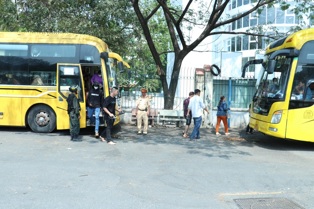 64-nguoi-ve-que-an-tet-bi-nhoi-nhet-tren-xe-giuong-nam-40-cho (2).jpg