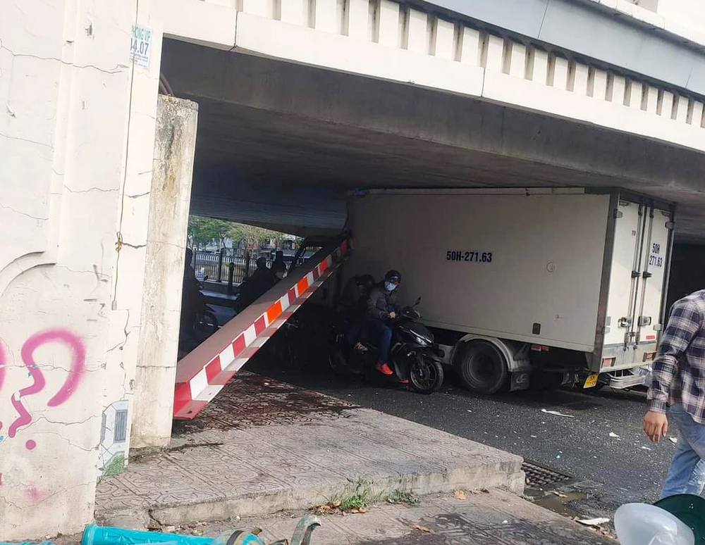 Bình Thạnh: Xe tải lại kẹt dưới gầm Cầu Bông, giao thông ách tắc