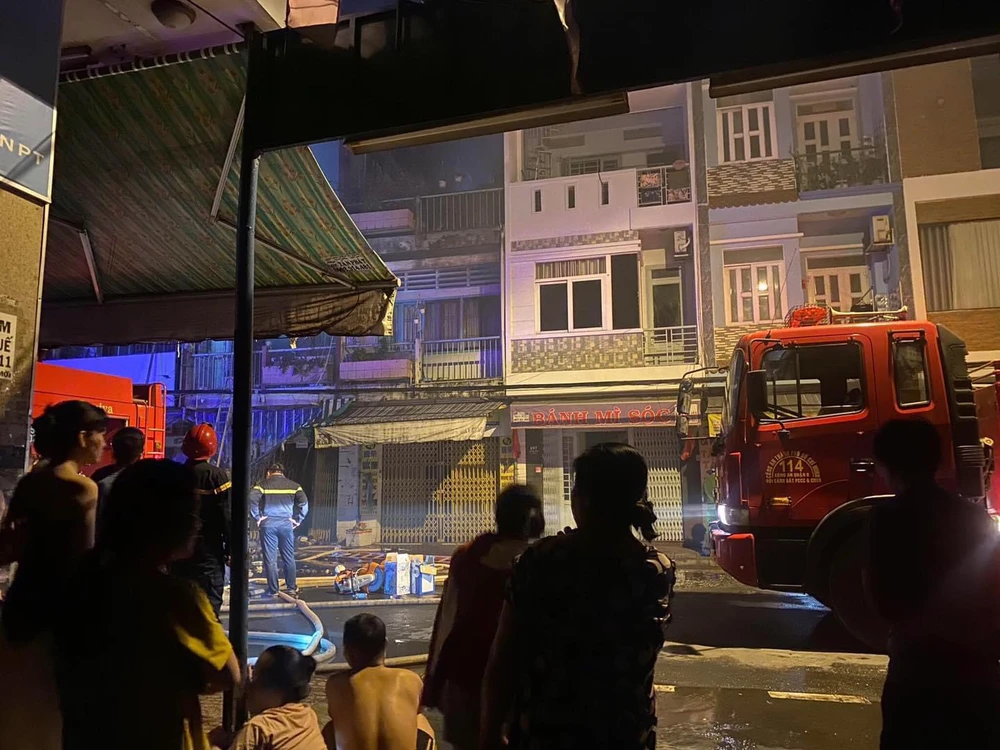 Điều tra vụ cháy nhà vào nửa đêm ở quận 8