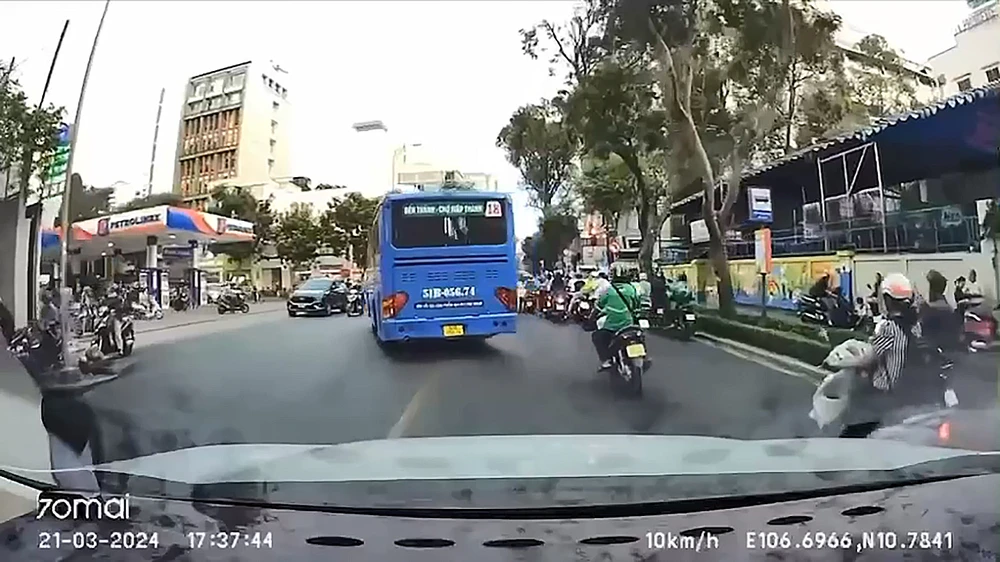 Camera ghi cảnh xe buýt lấn làn vượt đèn đỏ ở trung tâm TP.HCM
