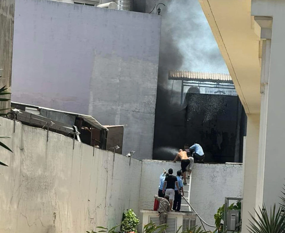 Quận 4: Cháy mù mịt một căn nhà trên đường Bến Vân Đồn