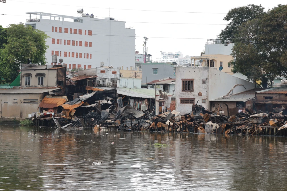 Vụ cháy ven bờ kênh quận 8: Khu vực cháy đang chờ giải tỏa