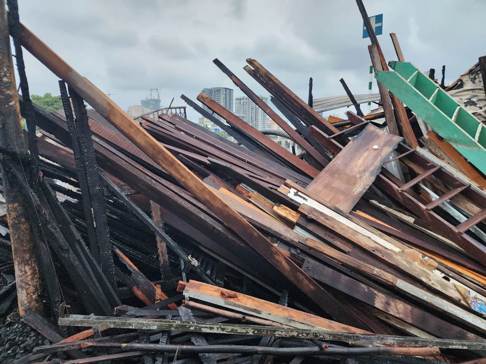 vu-chay-ven-kenh-o-quan-8-chay-hai-can-nha-va-mot-bai-chua-go (8).jpg