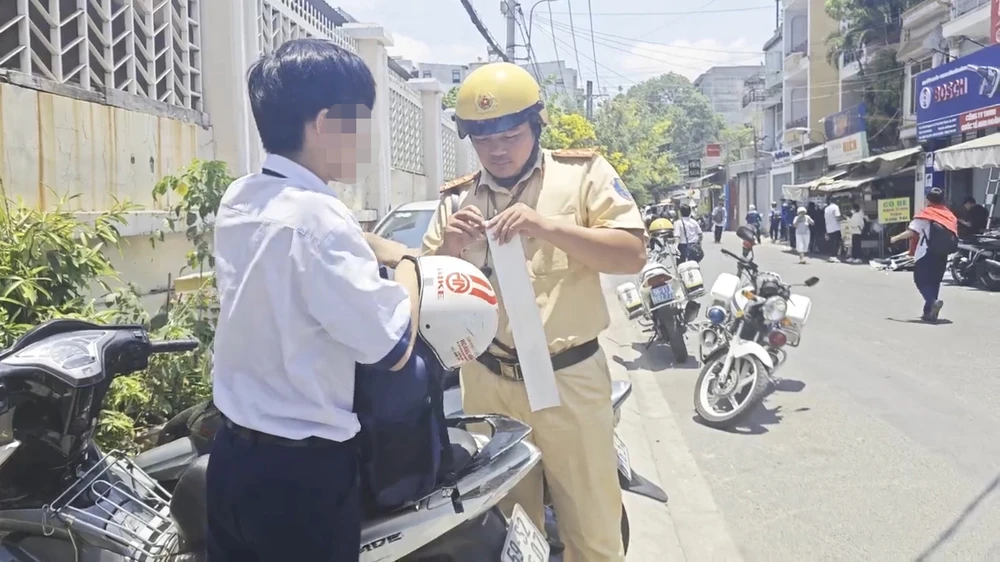 csgt-binh-thanh-xu-phat-hang-loat-hoc-sinh-vi-pham-giao-thong (3).jpg