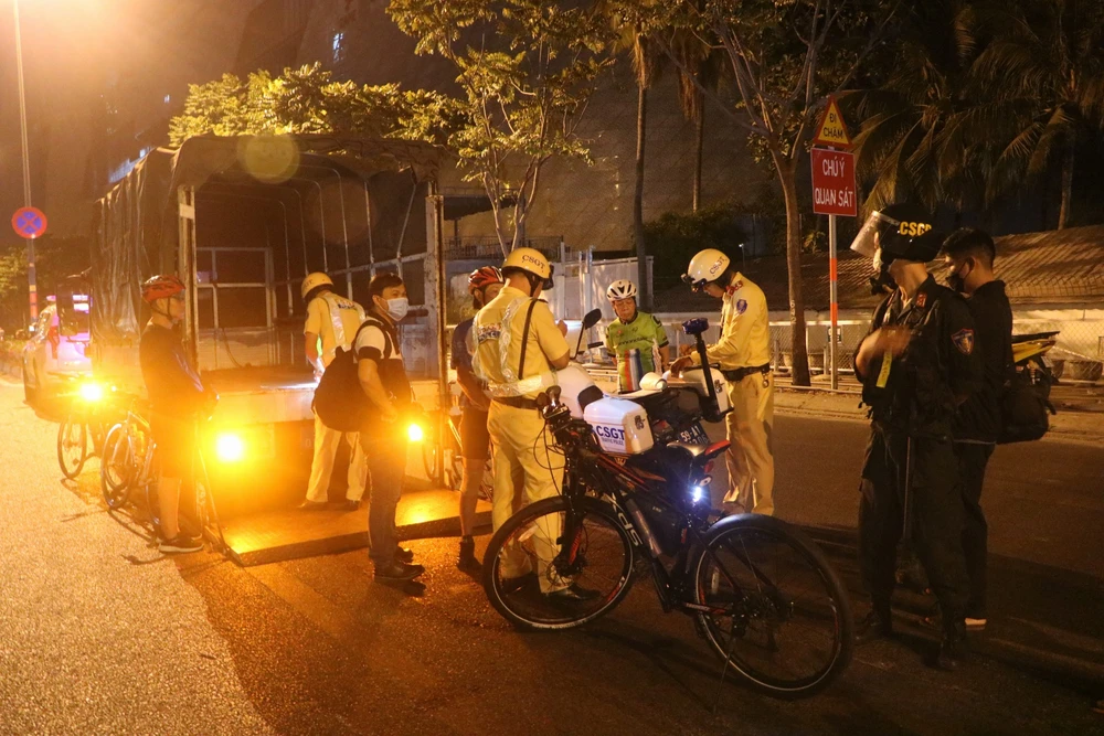 Chạy xe đạp trong làn ô tô, thấy CSGT vác đạp xe bỏ chạy