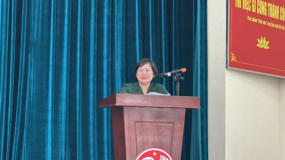 dai-bieu-van-thi-bach-tuyet-truoc-mat-khong-dau-tu-xay-dung-them-tru-so-khu-pho-moi (2).jpg