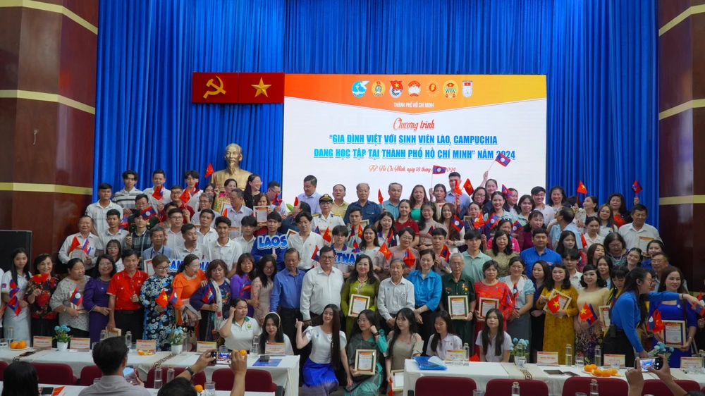 96-gia-dinh-viet-tai-tp-hcm-nhan-nuoi-162-sinh-vien-lao-campuchia (3).JPG