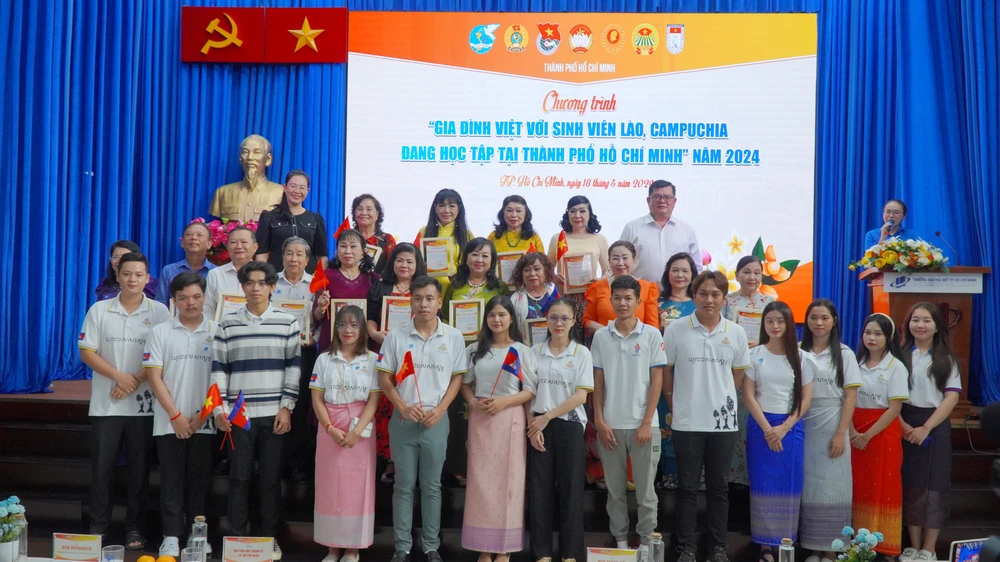 96-gia-dinh-viet-tai-tp-hcm-nhan-nuoi-162-sinh-vien-lao-campuchia (4).jpg