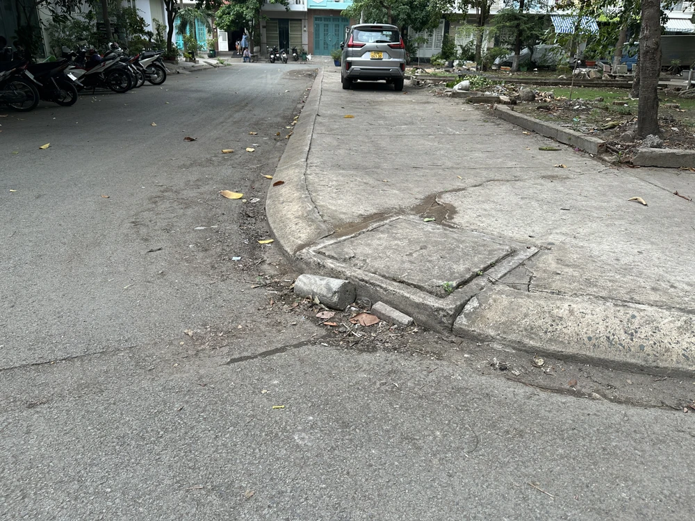 la-lung-khu-dan-cu-bit-het-mieng-cong-mua-ngap-lien-tuc (11).jpg