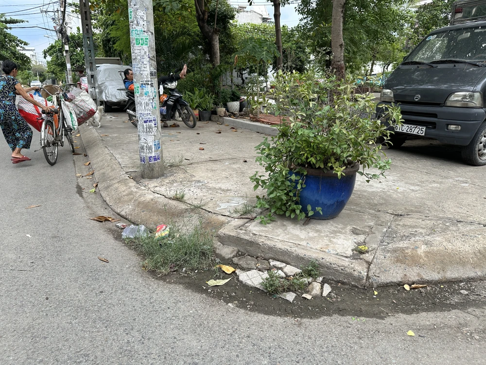 la-lung-khu-dan-cu-bit-het-mieng-cong-mua-ngap-lien-tuc (16).jpg