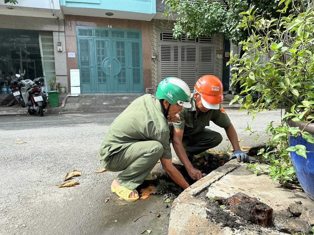 la-lung-khu-dan-cu-bit-het-mieng-cong-mua-ngap-lien-tuc (30).jpg