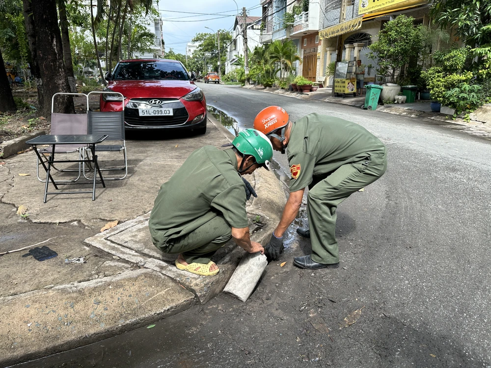 la-lung-khu-dan-cu-bit-het-mieng-cong-mua-ngap-lien-tuc (43).jpg