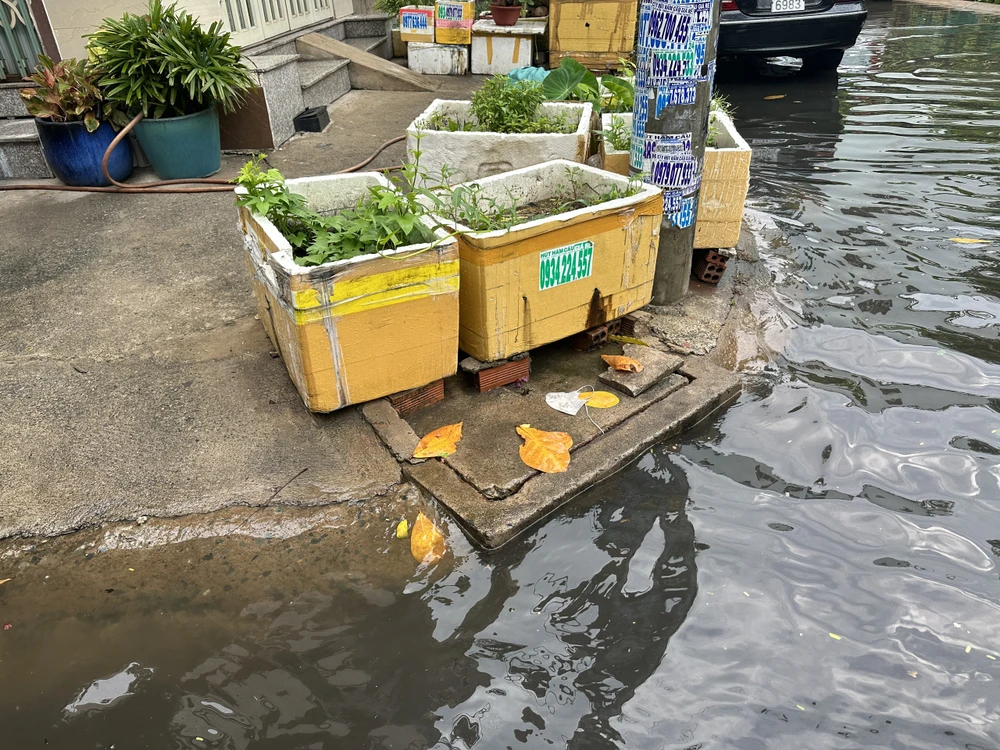 la-lung-khu-dan-cu-bit-het-mieng-cong-mua-ngap-lien-tuc (5).jpg