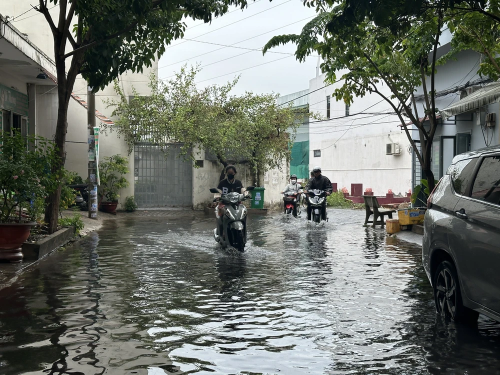 Lạ lùng khu dân cư bịt hết miệng cống, mưa ngập liên tục