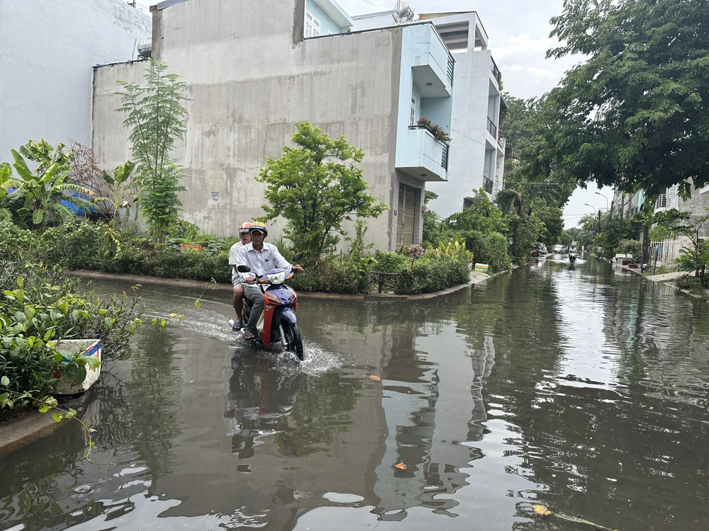 la-lung-khu-dan-cu-bit-het-mieng-cong-mua-ngap-lien-tuc (9).jpg