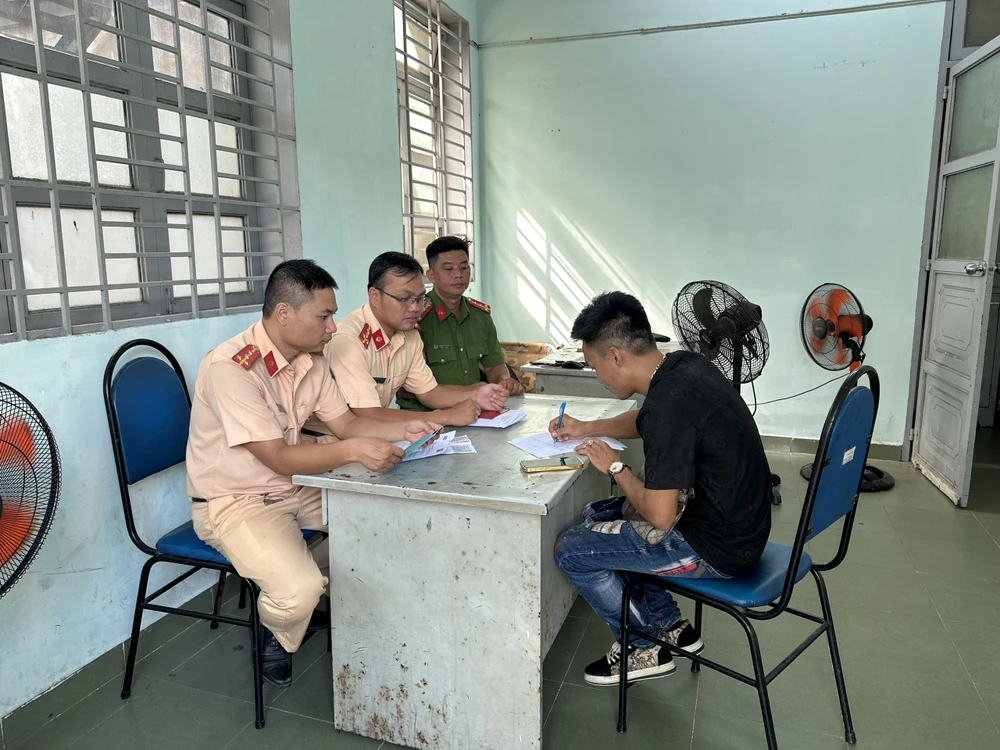 CSGT xử phạt người lái xe bán tải độ đèn 'như sân khấu' chạy trên Quốc lộ 22