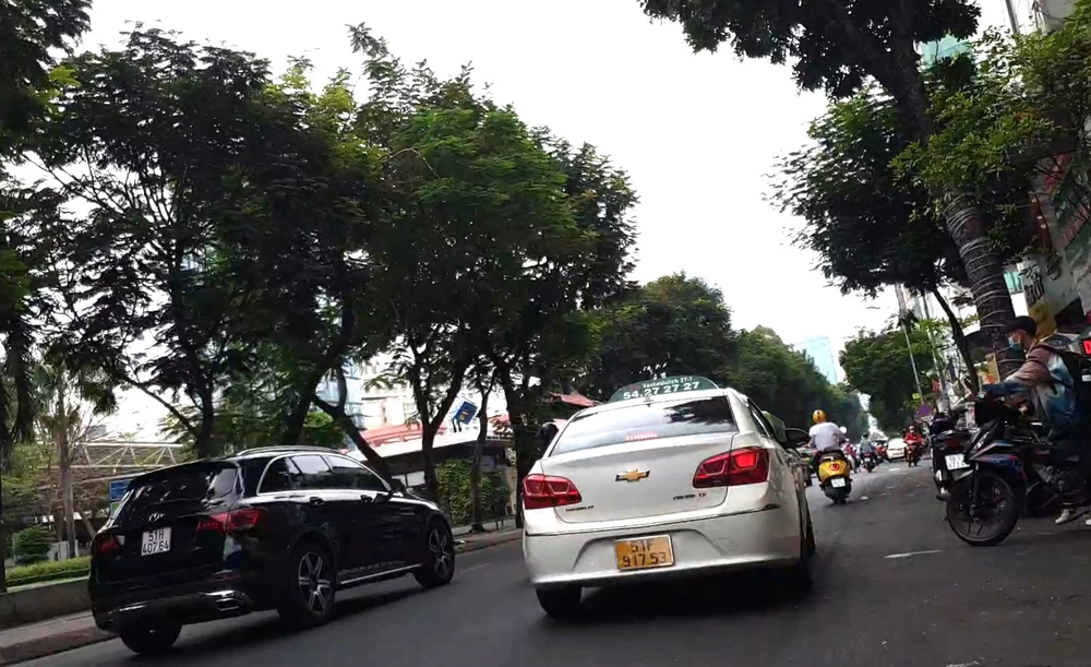 vach-tran-tro-xao-thuat-cua-tai-xe-taxi-trao-tien-khach-du-lich (4).jpg