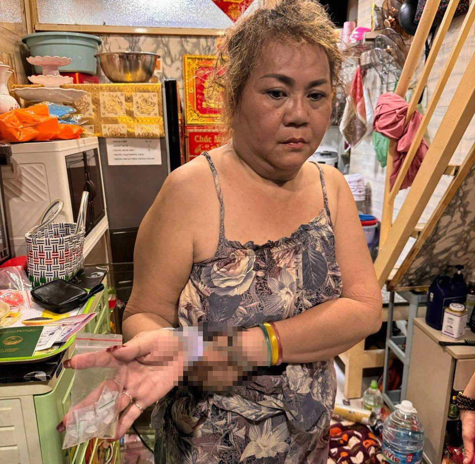 bat-ba-me-con-ban-ma-tuy-trong-hem-o-quan-1 (4).jpg