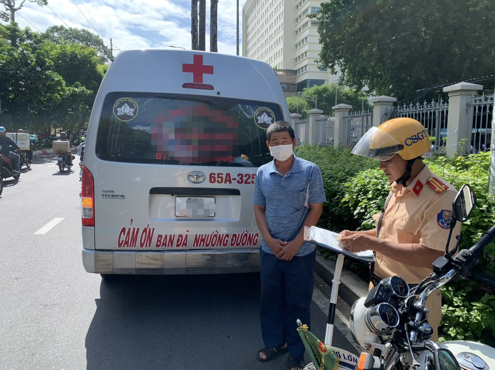 phong-csgt-tp-hcm-tong-kiem-tra-xe-lap-thiet-bi-uu-tien (5).jpg