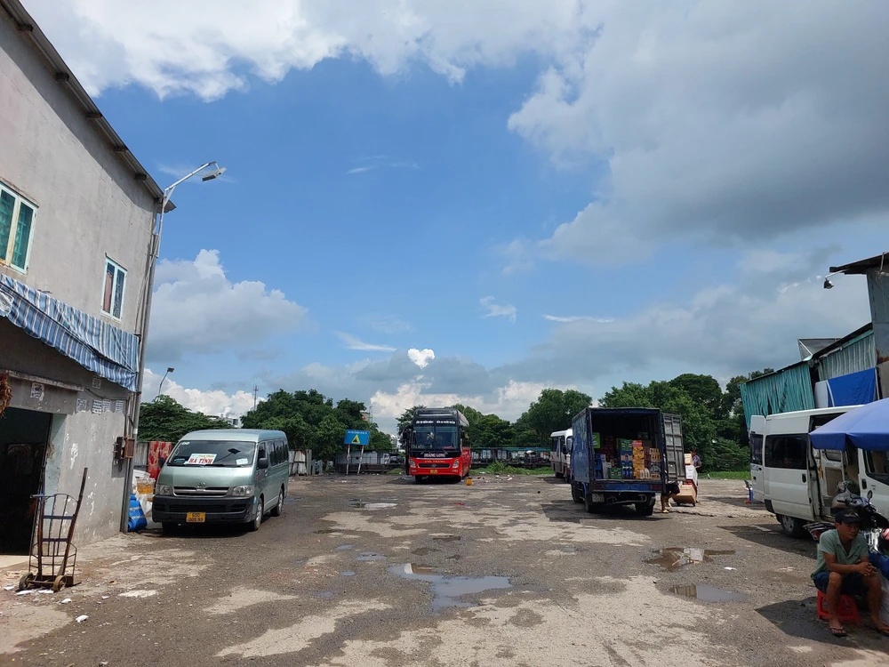 u-phat-hang-loat-xe-giuong-nam-chay-vao-khu-vuc-cam-quanh-ben-xe-mien-dong-cu (1).jpg