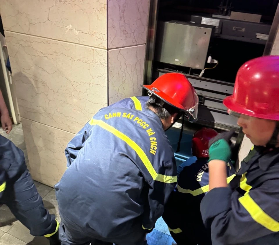 giai-cuu-9-nguoi-mac-ket-trong-thang-may-o-quan-5 (2).jpg