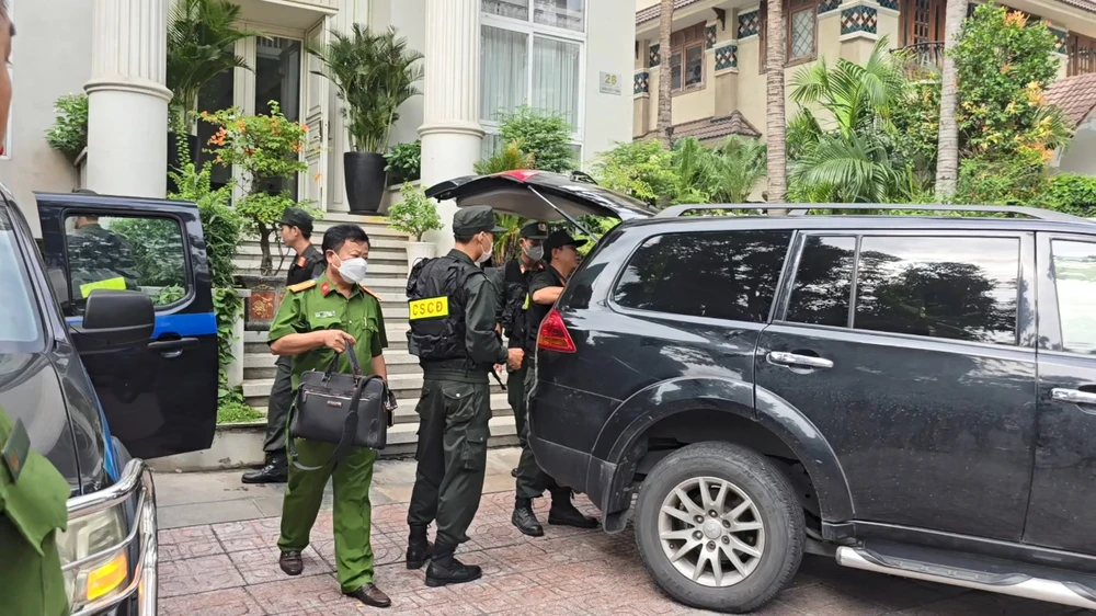 Công an thu giữ hàng chục thùng tài liệu từ toà nhà của CEO Quốc Cường Gia Lai