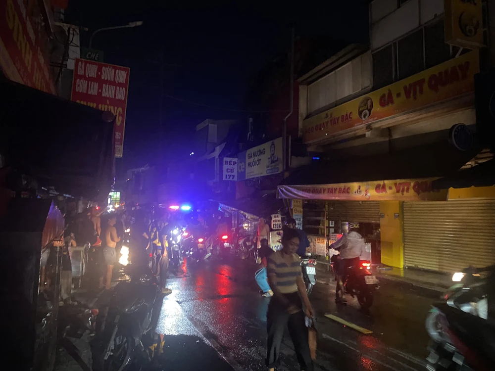 5 người thoát khỏi căn nhà bốc cháy ở quận 3