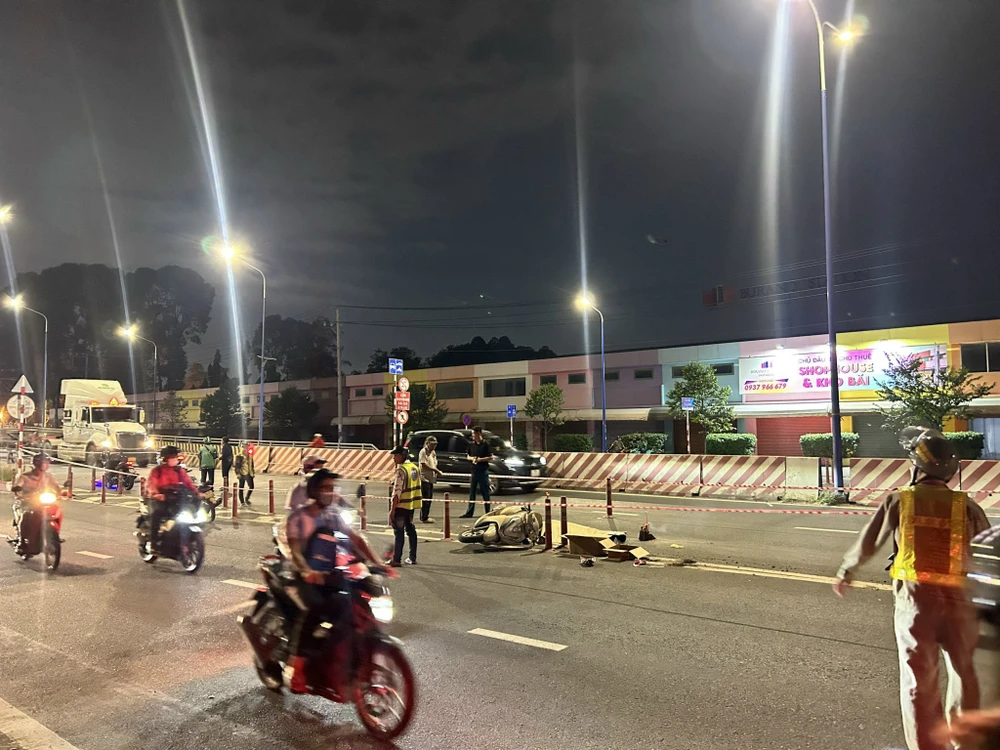 binh-duong-va-cham-voi-xe-container-mot-phu-nu-vang-vao-tru-phan-cach-tu-vong (1).jpg