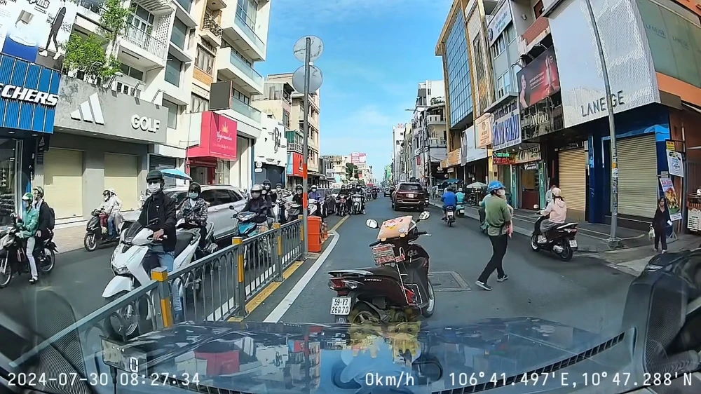 Xử phạt người đàn ông chở trẻ em đi ngược chiều, bỏ xe giữa đường cản trở giao thông