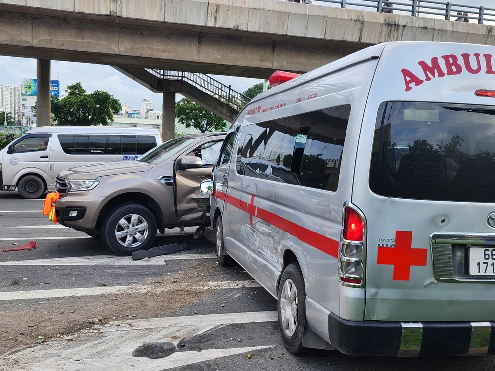 Tai nạn liên hoàn 4 ô tô trên đường Võ Văn Kiệt