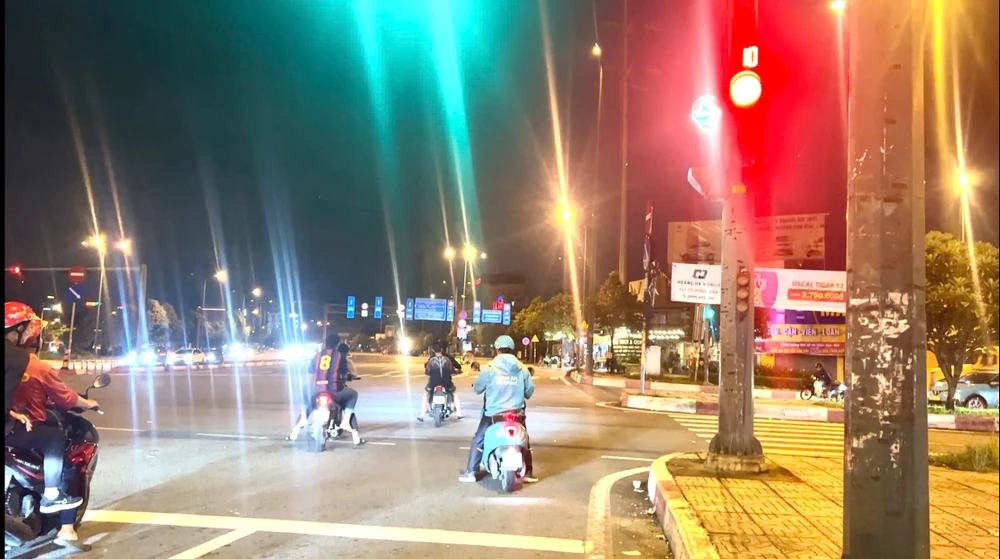 bon-thanh-nien-tu-tap-lang-lach-boc-dau-tren-duong-pham-van-dong (2).jpg