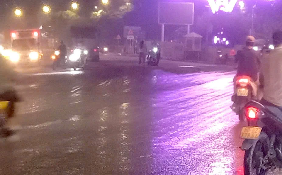 Hàng loạt người đi đường té ngã vì vệt nhớt kéo dài trên Quốc lộ 1
