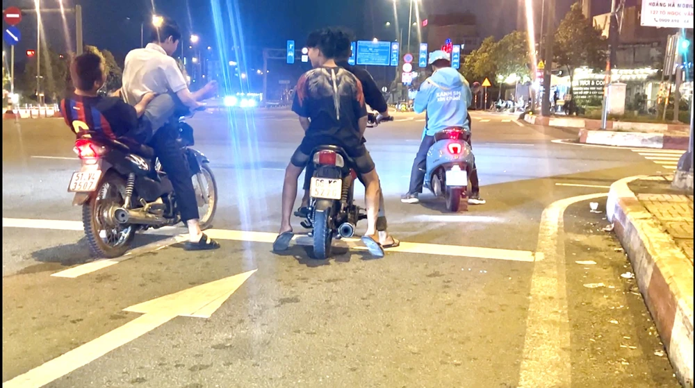 Mời làm việc 4 thanh thiếu niên lạng lách, bốc đầu xe máy trên đường Phạm Văn Đồng