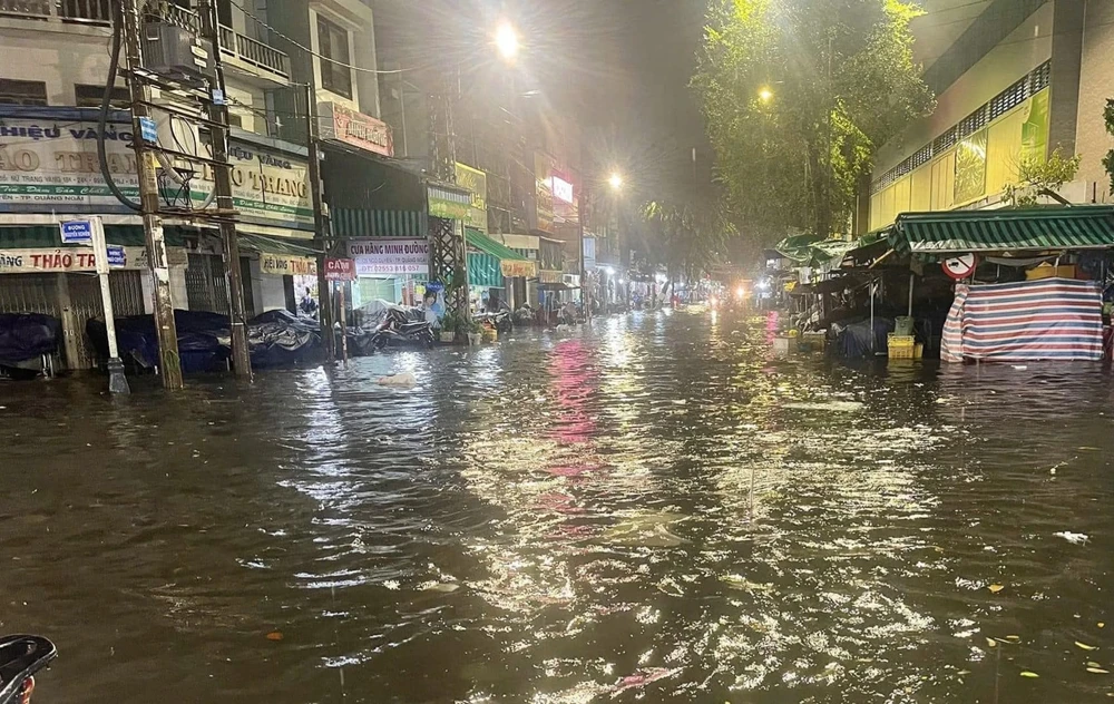 Quảng Ngãi: Mưa lớn, khẩn cấp di dời người dân trong vùng nguy cơ sạt lở